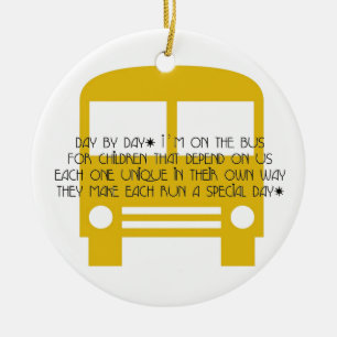 Ornement Rond En Céramique L'aide d'autobus jaunissent jour après jour