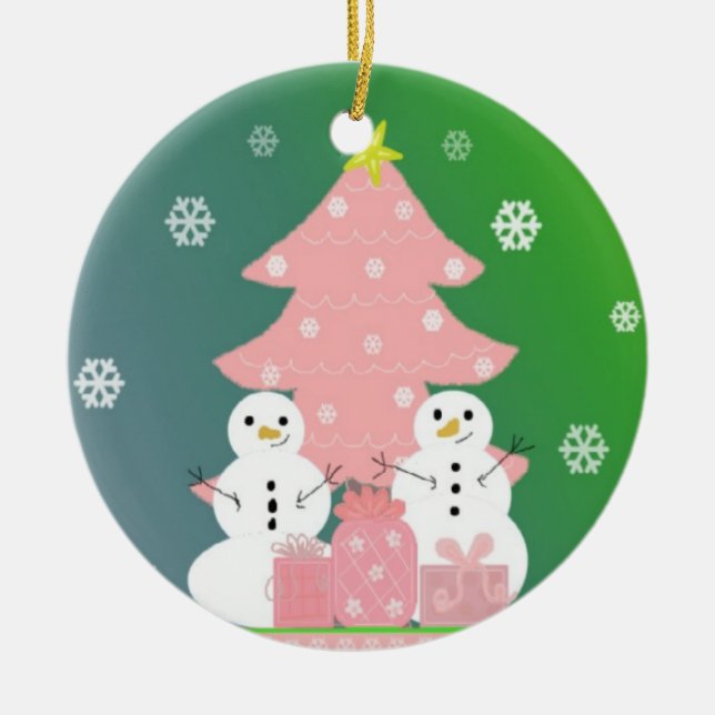 Ornement Rond En Céramique Les neigeurs par un sapin rose (Devant)