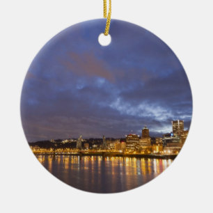 Ornement Rond En Céramique Lumières de la ville reflétées dans la rivière