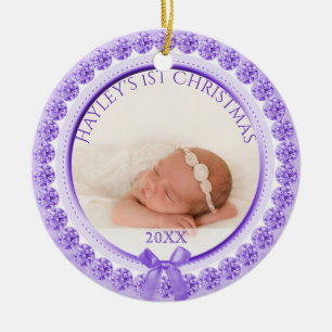 Ornement Rond En Céramique Noël de bébé pourpre de l'ornement   de photo