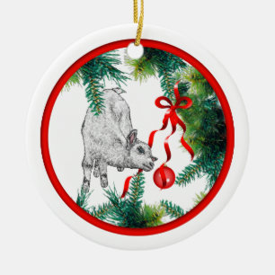 Ornement Rond En Céramique Première chèvre de Noël du bébé