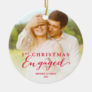 Ornement Rond En Céramique Script First Christmas Engagé Holiday Photo