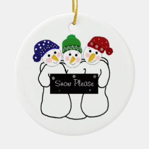 Ornement Rond En Céramique Snowmen trois avec signe de neige