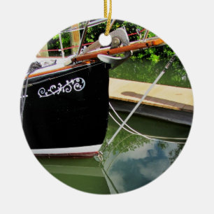 Ornement Rond En Céramique Voilier avec Bow Sprit et Réflexions dans l'eau