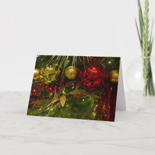 Ornements de Noël rouge et or sur la carte d'arbre