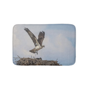 Osprey in einem Nest Badematte