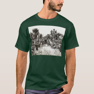 Ost und West schütteln die Hände am Ende der letzt T-Shirt