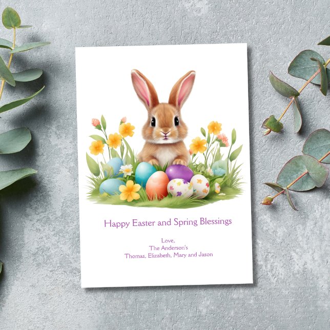 Osterblüteneier Grass Frühlingsblumen Feiertagskarte (Personalized Easter Bunny Greeting Card. Easter bunny sitting in grass with flowers and Easter eggs)