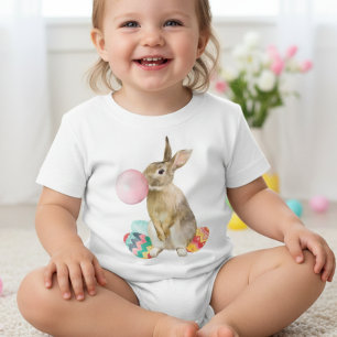 Osterhase bläst Kaugummi-Eier auf T-Shirt