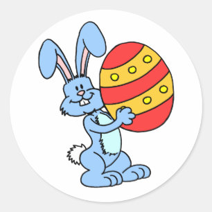 Osterhase, der buntes Osterei niedlich hält Runder Aufkleber