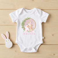 Osterhase im Garten personalisiertes Baby-Body