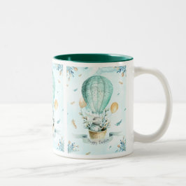Osterhase in einem Korb und Frühjahrsballon Zweifarbige Tasse