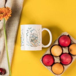 Osterhase in einem Korb und Frühlingsblumen Zweifarbige Tasse