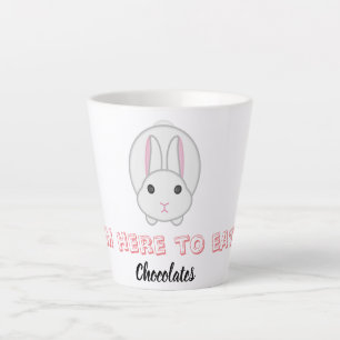 Osterhase warte Schokolade zu essen Milchtasse
