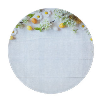 Osterkirschmuck: Gelbe Eier. Schneidebrett