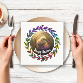 Osterküken in einem Eierkorb Serviette