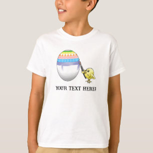 Osterküken malt ein buntes Osterei T-Shirt