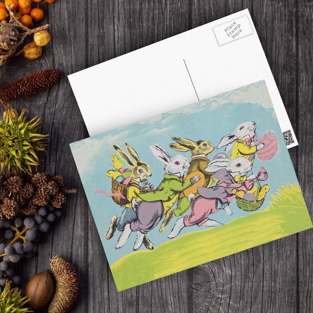 Osterläufer in Pastellkaninchen Feiertagspostkarte (Group White Easter Rabbits in grass Blue sky Baskets Eggs on Easter holiday postcard.)