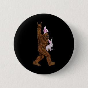 Ostern Bigfoot Bunny in einem Bysket ist Spaß für  Button