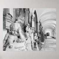 Österreich, Salzburg. Zwerg und Denkmal