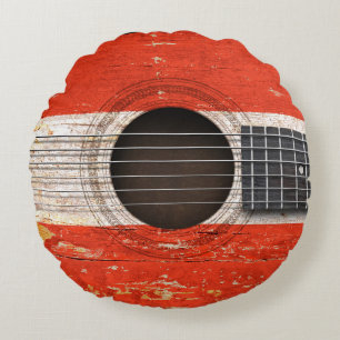Österreichische Flagge auf alter Akustikgitarre Rundes Kissen