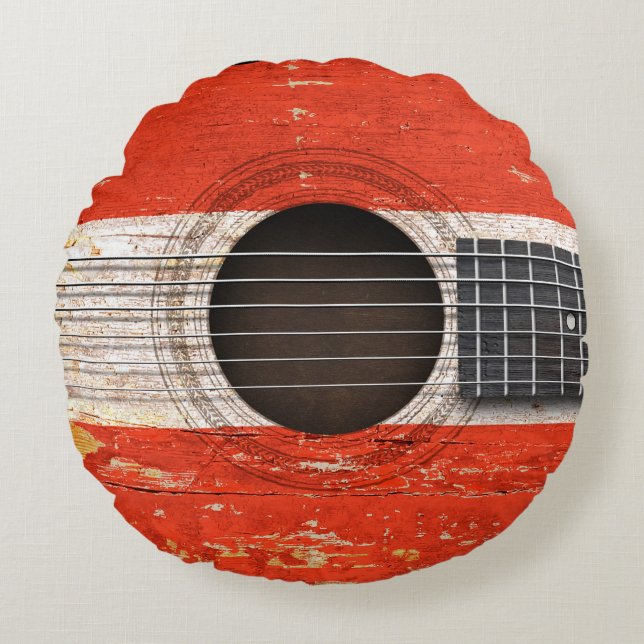 Österreichische Flagge auf alter Akustikgitarre Rundes Kissen (Vorderseite)