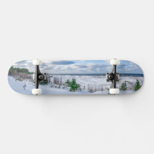 Ostseeküste im Winter schneebedeckt Skateboard