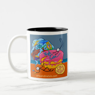 Otis und Melvin Hoch auf dem Kuchen Zweifarbige Tasse