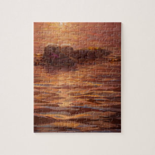 Otter, die am Sonnenuntergang schwimmt mit Kelp