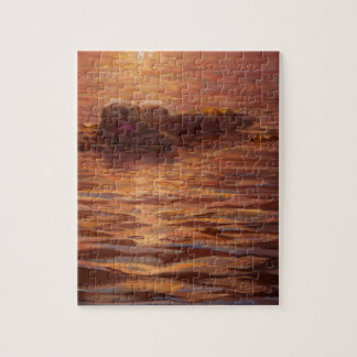 Otter, die am Sonnenuntergang schwimmt mit Kelp