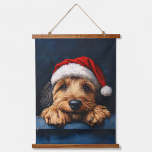 Otterhound in einer Weihnachtsmannmütze Wandteppich Mit Holzrahmen