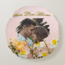 Où l'amour fleurit Coussin rond | Romance printani