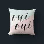 Oui Oui Moderne Kalligrafie Blush & Blue Geometric Kissen<br><div class="desc">Modernes Kissen mit moderner Kalligraphie und geometrischen Mustern. Dieses Kissen ist ein perfekter Akzent zu jedem Zimmer. Dieses Design ist in verschiedenen Farben und Produkten erhältlich.</div>