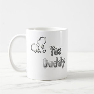 Oui, papa avec des tasses de menottes, des cadeaux