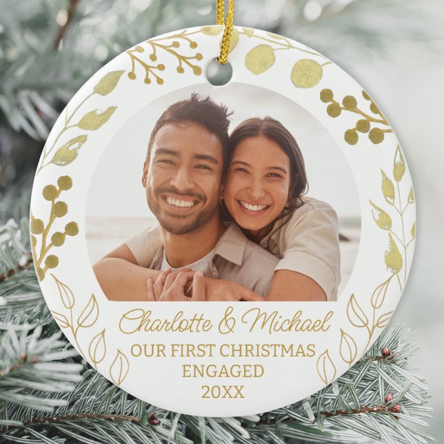Our First Christmas Engaged Gold Foliage Photo Keramik Ornament (Von Creator hochgeladen)