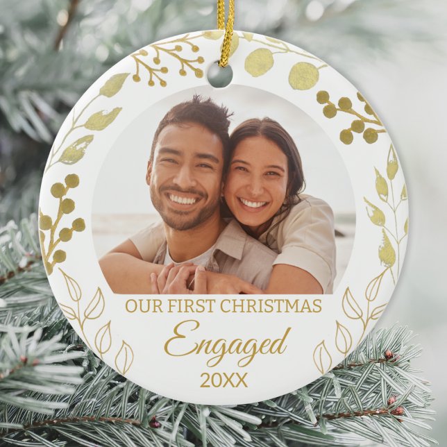 Our First Christmas Engaged Gold Foliage Photo Keramik Ornament (Von Creator hochgeladen)