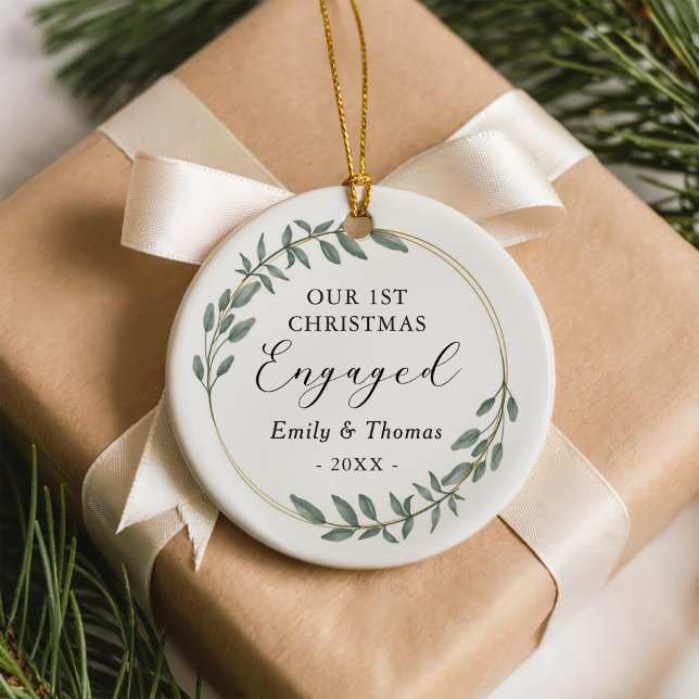 Our First Christmas Engaged Greenery Gold Wreath Keramik Ornament (Von Creator hochgeladen)