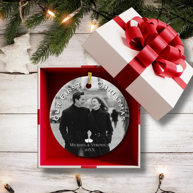 Our First Christmas Photo Personalized Name Year Keramik Ornament (Von Creator hochgeladen)