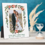 Our First Christmas Watercolor Poinsettia Foto Fotoplatte<br><div class="desc">Elegant Watercolor Poinsettias Our First Christmas Newlywed Wedding Foto Platte einschliesslich der beautiful watercolor red poinsettias,  botanical greenery,  winterfoliage,  holly berries,  white roses,  cotton,  pine cones and blue berries. Gold Frame. Green Text.</div>