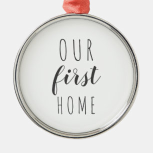 Our First Home Typography Moderne Farmhaus-Dekorat Ornament Aus Metall