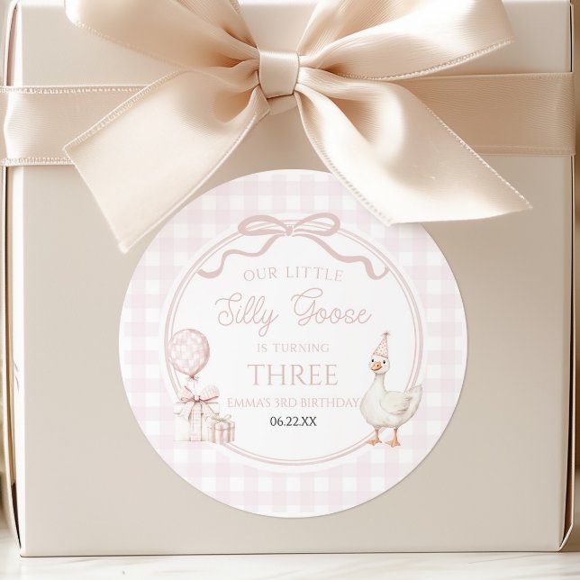 Our Little Silly Goose Pink Bow Birthday Party Runder Aufkleber (Von Creator hochgeladen)