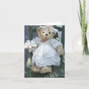 Ours de nounours dans la robe avec des cartes pour