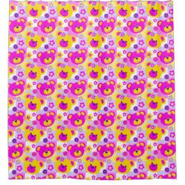 Ours en peluche graphique face à rideau jaune rose
