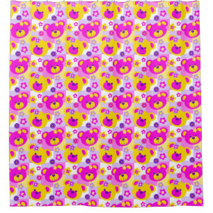 Ours en peluche graphique face à rideau jaune rose