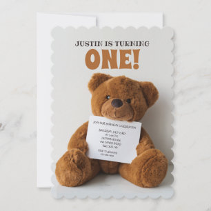 Ours en peluche tenant une invitation sur un panne