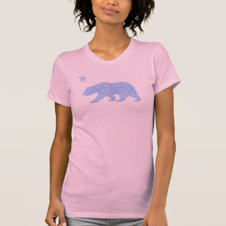Ours noir du T-shirt en pastel rose de la femme