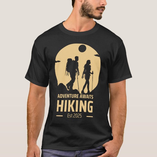 Outdoor Adventure Wandern | Est. 2025 | Wilderness T-Shirt (Vorderseite)