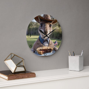 "Outdoor Delight: Ein Känguru isst Aussie Meat Pie Große Wanduhr