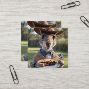 "Outdoor Delight: Ein Känguru isst Aussie Meat Pie Quadratische Visitenkarte
