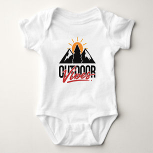 Outdoor Vibes Bergbaum Sonnenaufgang Baby Strampler